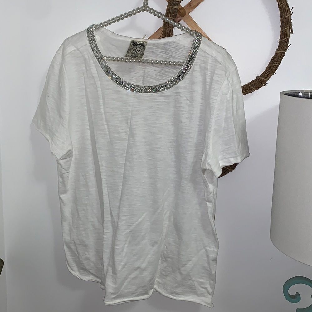 Vocal Women 2XL White T-Shirt Rhinestone Beaded Neck Embellished Rayon Top Bling